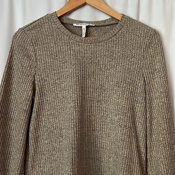 BCBGeneration Beige/White Bell Long Sleeve Sweater Shirt Top **Size S** - Picture 3 of 5